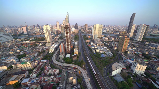 鸟瞰图汽车和火车行驶在三叉戟道路上，沙顿，他信桥在曼谷市中心，泰国。金融区的交通理念。智能城市的城市。摩天大楼的建筑。视频素材