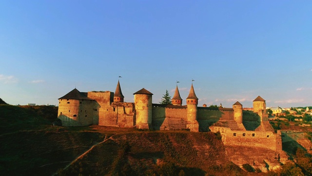 乌克兰Kamianets-Podilskyi的鸟瞰图。这座堡垒坐落在这座历史名城的风景如画的自然之中。视频素材