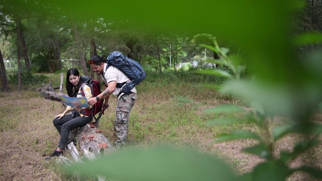 一对年轻夫妇带着地图计划他们的旅行视频素材