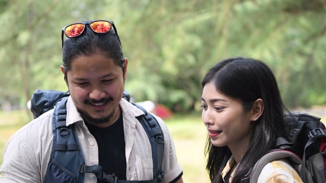 一对年轻夫妇带着地图计划他们的旅行视频素材