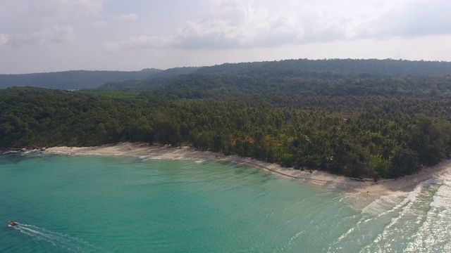 岛上的热带海岸海洋，鸟瞰图视频素材