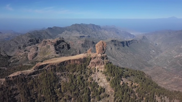 在西班牙加那利群岛大加纳利岛特赫达火山口的一块火山岩上飞行。视频素材