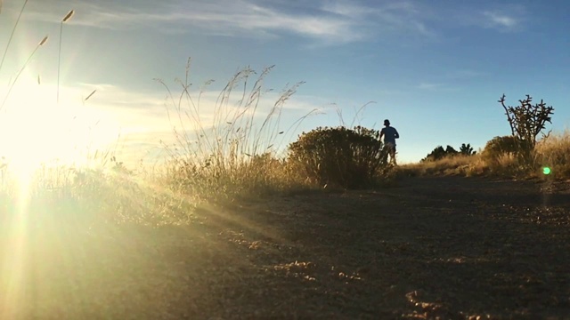 Trail running sunset landscape慢动作视频素材