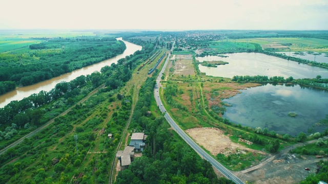 鸟瞰乡村景观，沿途有公路交通和铁路。视频素材