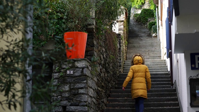 阿斯科纳市的一名年轻女子正在爬楼梯视频下载