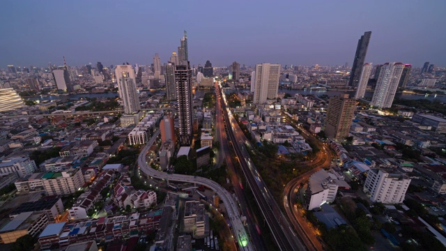 从白天到晚上，汽车和火车在三叉戟路上行驶，沙顿，他信桥在曼谷市中心，泰国。金融区的交通理念。城市的城市。建筑。视频素材