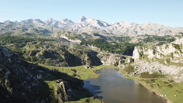 高山湖泊和美丽的风景，科瓦东加湖，欧洲的山峰视频素材