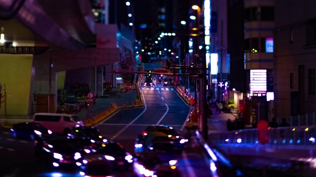 东京涩谷的霓虹街的夜景发生了倾斜视频素材