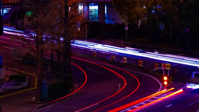 在东京涩谷市中心的霓虹街道上，一晚的时间流逝视频素材