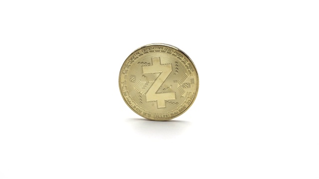 z现金金币在白色背景上旋转。360旋转镜头。视频下载