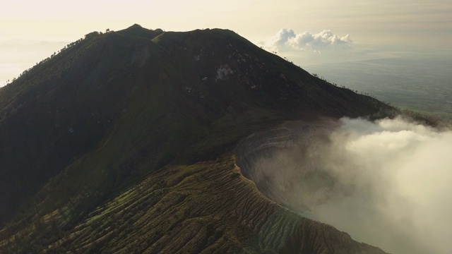 空中拍摄的活火山火山口。日出印度尼西亚。视频素材