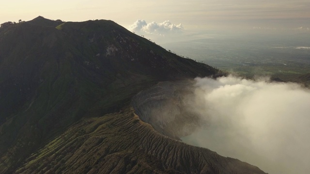 空中拍摄的活火山火山口。日出印度尼西亚。视频素材