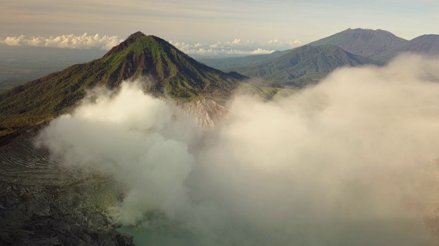 空中拍摄的活火山火山口。日出印度尼西亚。视频素材