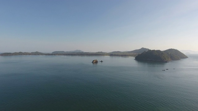 岛上的热带海岸海洋，鸟瞰图视频素材