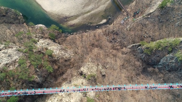 韩国江原道原州梭形山吊桥/原州西的登山者视频素材