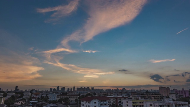 白天到夜晚的延时云天空景观。视频素材