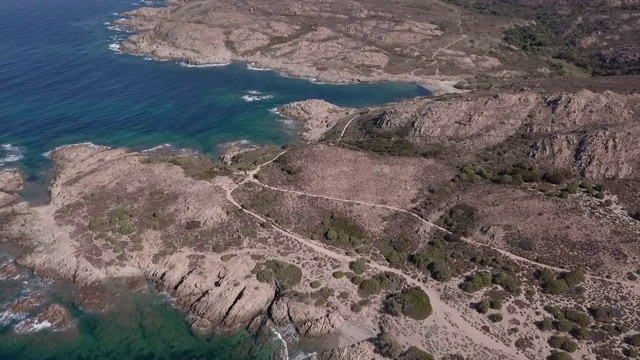 鸟瞰图的岩石海岸线视频素材