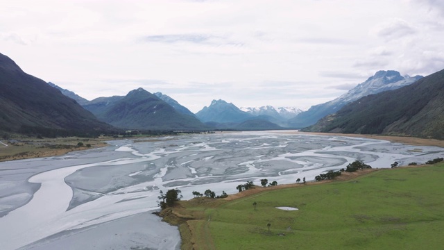 格兰诺奇附近的峡湾国家公园，美丽的草地和被群山环绕的河流视频素材