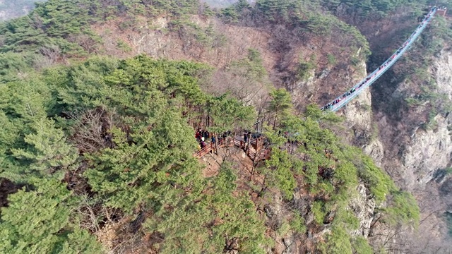 韩国江原道原州梭形山吊桥/原州西的登山者视频素材