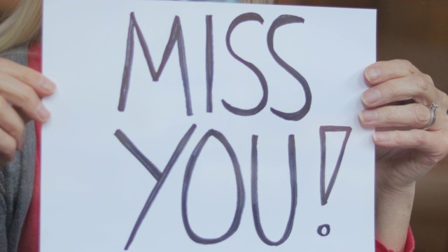 Miss You Sign During Airborne Illness Crisis在空气传播疾病危机中Miss You Sign在空气传播疾病危机中成熟女性避难所在隔离期间在家手持标志4K系列视频视频素材