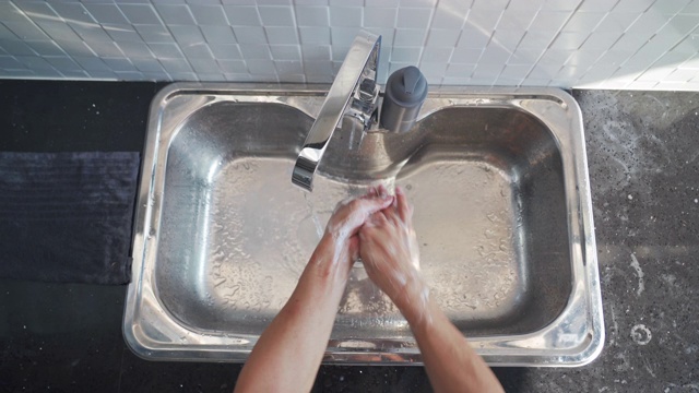 俯视图男人用肥皂和水洗手视频素材