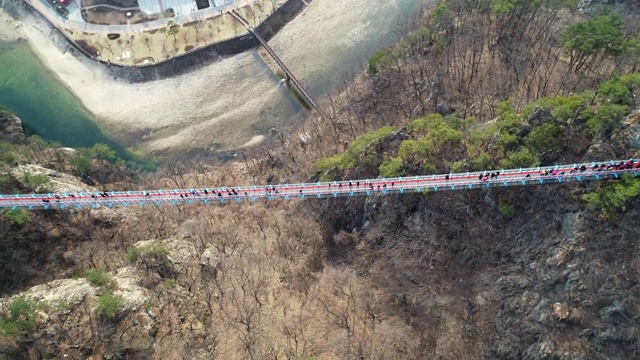 韩国江原道原州梭形山吊桥/原州西的登山者视频素材