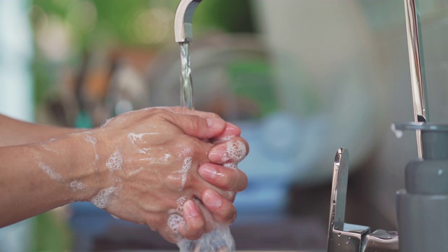 男人用肥皂和水洗手视频素材