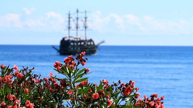 安塔利亚海盗的旧护卫舰和橄榄花视频下载