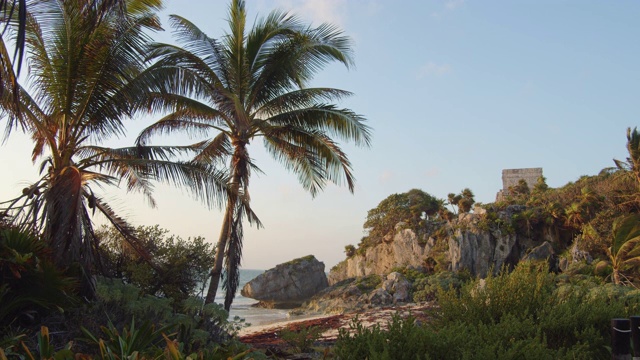 加勒比海海边悬崖上的图卢姆玛雅遗址。维恩托风寺在日出时景色优美视频素材