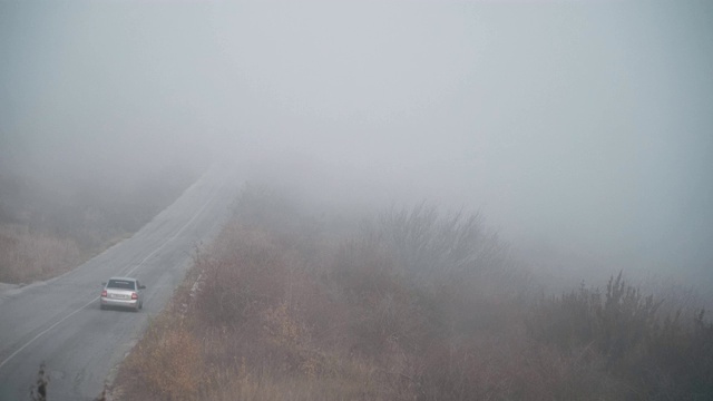 汽车行驶的山路被大雾笼罩视频素材