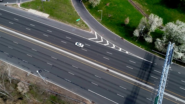 在公路上飞行，架空视频素材