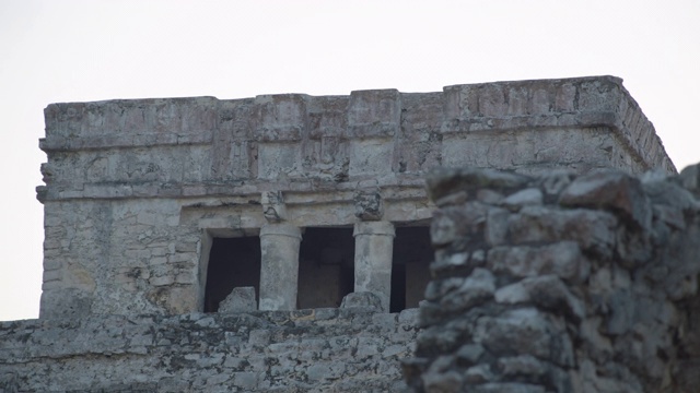 埃尔卡斯蒂略玛雅废墟寺庙建筑特写。图伦，金塔纳罗奥，墨西哥视频素材