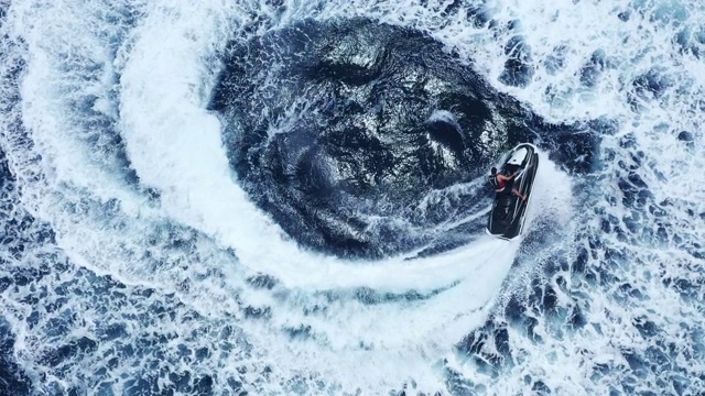 空中从上到下的人在圆圈上滑雪视频素材