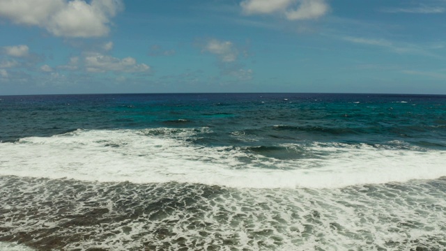 海浪冲击着珊瑚礁视频素材