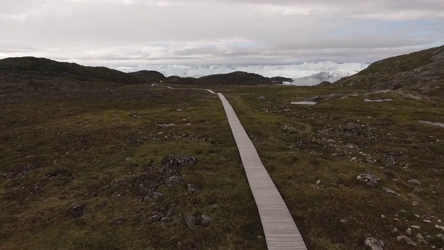 通往雅各布港冰峡湾的木板路鸟瞰图，伊卢利萨特，格陵兰视频素材