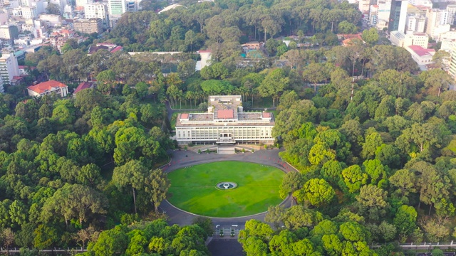 越南胡志明市——独立宫(Dinh Doc Lap)，也被称为统一宫(越南语:Dinh Thống Nhất)，建于前诺罗敦宫的原址上，是越南西贡的地标性建筑。视频素材