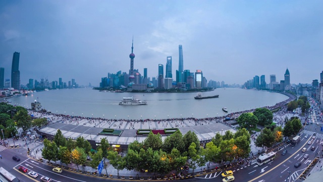 高处宽阔的上海外滩城市天际线和城市道路日至黄昏的过渡视频素材