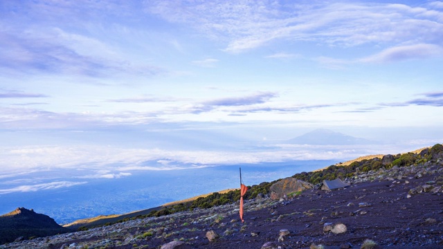 乞力马扎罗山的乌呼鲁峰(5895米，非洲最高峰)与基博的延时视图视频素材