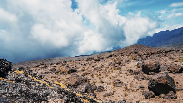 乞力马扎罗山的乌呼鲁峰(5895米，非洲最高峰)与基博的延时视图视频素材