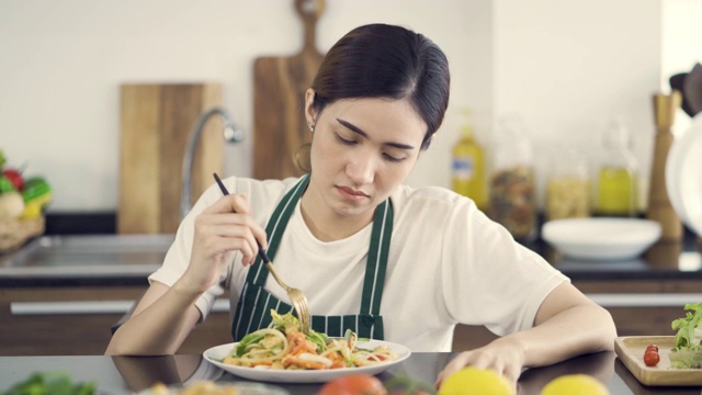 肖像的年轻迷人的女人感到悲伤和厌倦的饮食不想吃蔬菜视频素材