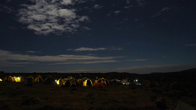 乞力马扎罗山的乌呼鲁峰(5895米，非洲最高峰)与基博的延时视图视频素材