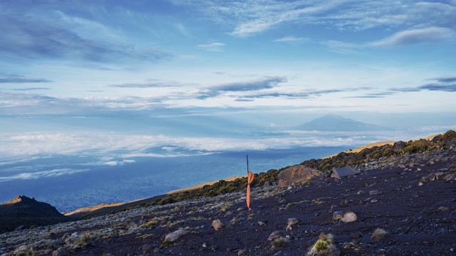 乞力马扎罗山的乌呼鲁峰(5895米，非洲最高峰)与基博的延时视图视频素材