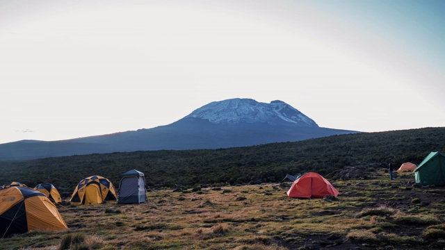 乞力马扎罗山的乌呼鲁峰(5895米，非洲最高峰)与基博的延时视图视频素材