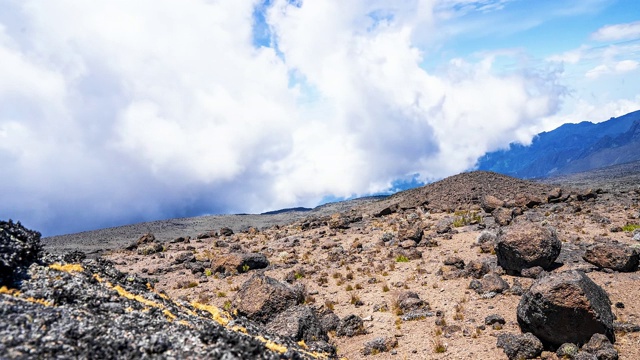 乞力马扎罗山的乌呼鲁峰(5895米，非洲最高峰)与基博的延时视图视频素材