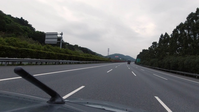 从车窗看高速公路上的风景视频素材