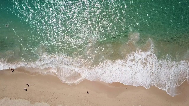 4K镜头鸟瞰图普吉岛海滩，素林海滩，巴东海滩与美丽的海滩波浪。视频素材