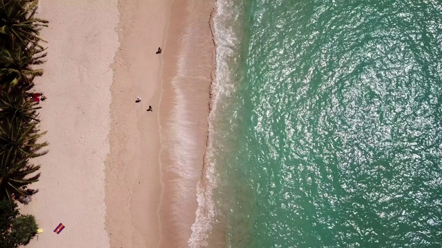 4K镜头鸟瞰图素林海滩与美丽的海滩波浪。视频素材