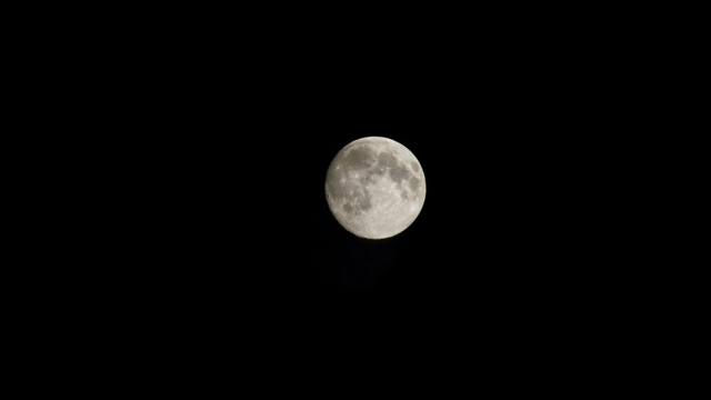 满月在漆黑的夜空视频素材