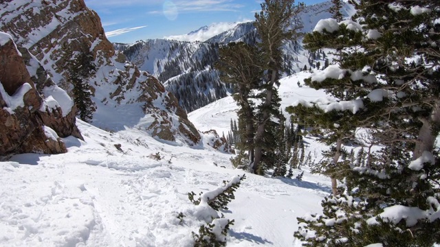 在蓝鸟日，滑雪者在犹他州山上退出滑道视频素材