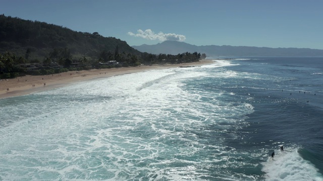 在瓦胡岛北岸的Banzai管道海滩上冲浪者的鸟瞰图视频素材